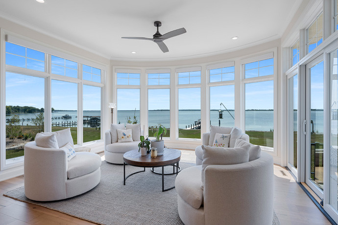 A photo of a sunroom with sea view